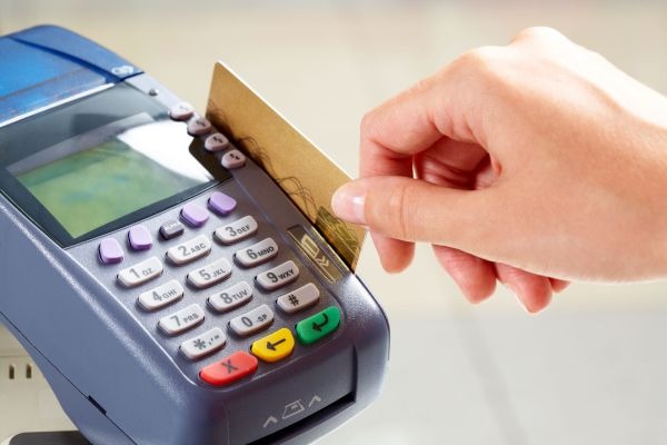 Από 1η Φεβρουαρίου η υποχρέωση των επιχειρήσεων για ενημέρωση των καταναλωτών σχετικά με την αποδοχή καρτών